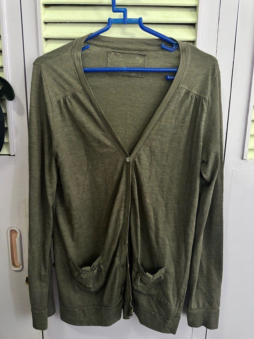 Plus size grey cardigan (Category: Coats, Jackets and Outerwear) located in Lucena. Submitted by declutterqueen123 (Listing ID 1294688762, Image 1). Description: Springfield XL.