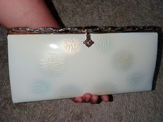 🎌RARE FINDS🎌 AESTHETIC CLUTCH  Monochromatic Embossed Accent with UNIQUE Kisslock Closure 🤍🎌