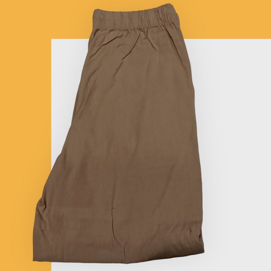 Uniqlo Linen Pants (Beige) (Category: Other Bottoms) located in Quezon City. Submitted by shaect (Listing ID 1294758007, Image 2). Description: SRP Php1,290.00.