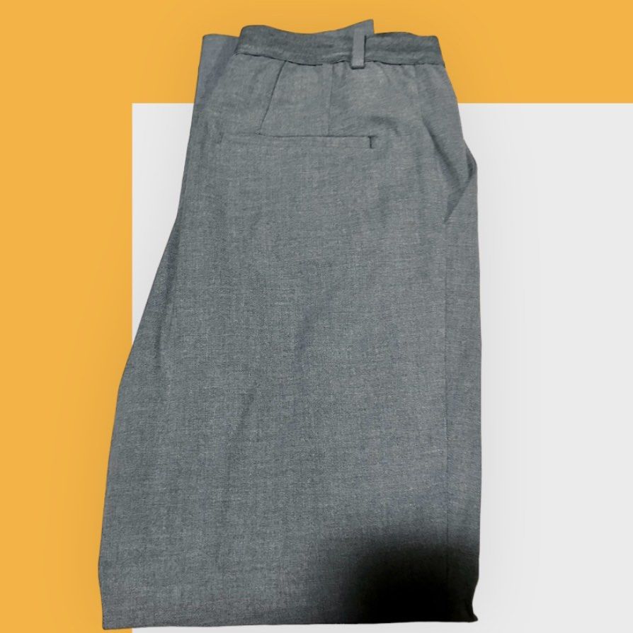 Uniqlo Smart Ankle Pants (Garterized, Light Gray) (Category: Other Bottoms) located in Quezon City. Submitted by shaect (Listing ID 1294759208, Image 2). Description: SRP Php1,990.00.
