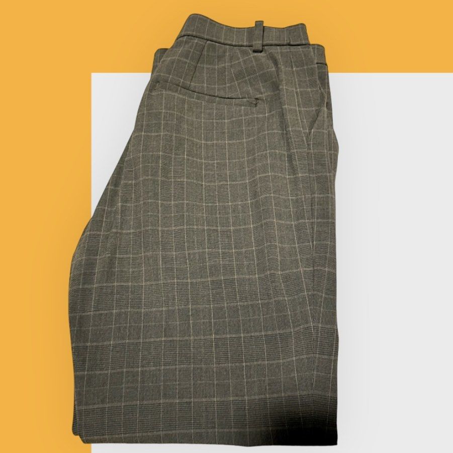 Uniqlo Smart Ankle Pants (Printed) (Category: Other Bottoms) located in Quezon City. Submitted by shaect (Listing ID 1294759025, Image 2). Description: SRP Php1,990.00.