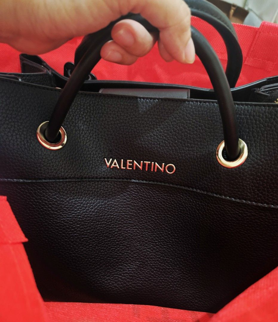 Valentino Nero (Category: Luxury Bags & Wallets) located in Bacoor. Submitted by prelovednotunloved16 (Listing ID 1294726789, Image 2). Description: Used 2x only Bought in Netherlands RFS: Bought another valentino.