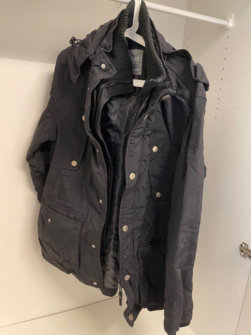 Winter Jacket (Category: Coats, Jackets and Outerwear) located in Singapore. Submitted by clcc2 (Listing ID 1294824038, Image 1). Description: Winter jacket Self collect at buangkok mrt.
