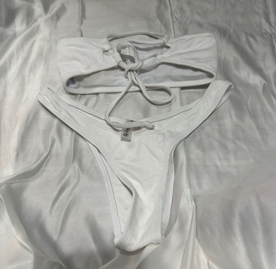 Zaful bandeau swimsuit bikini - white (Category: Bikinis & Swimsuits) located in Binangonan. Submitted by decsssss (Listing ID 1294712559, Image 2). Description: Used once. Size small on tag, bottom (not used) is kinda sikip on me. I am 32-27-34 for reference. Note: notice thè different shades of white sa when worn? i am wearing a different bottom in the pic because masikip ung nasa original set.