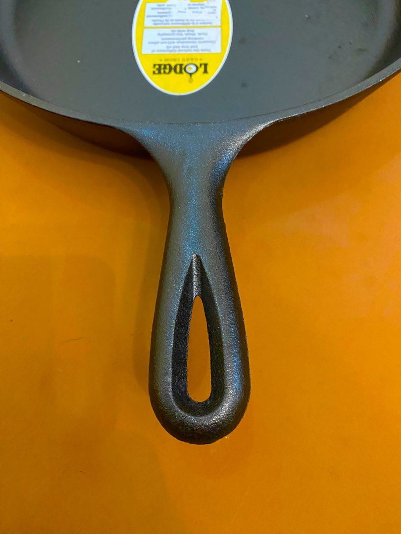 12” Lodge Cast Iron (Category: Cookware & Accessories) located in Tagaytay City. Submitted by secondbeing (Listing ID 1294950269, Image 3). Description: Signature teardrop handle..
