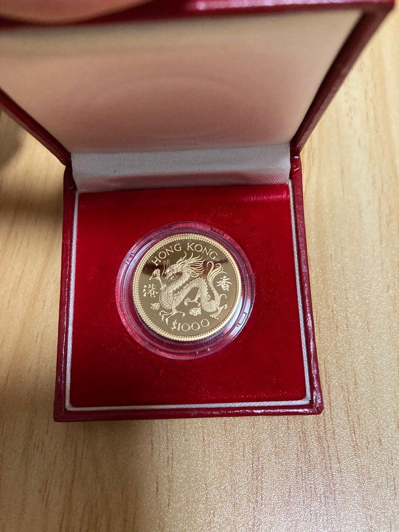 罕有」1976年精裝龍年金幣！重量1/2安士（4錢3分1厘）！成色91.7%黃金（22 k）！「龍」年金幣是香港十二生肖金幣的首枚發行金幣！而且精裝金幣的發行量是10000枚（比較少）！UNC！爆光面！值得收藏！,  興趣及遊戲, 收藏品及紀念品, 錢幣- Carousell