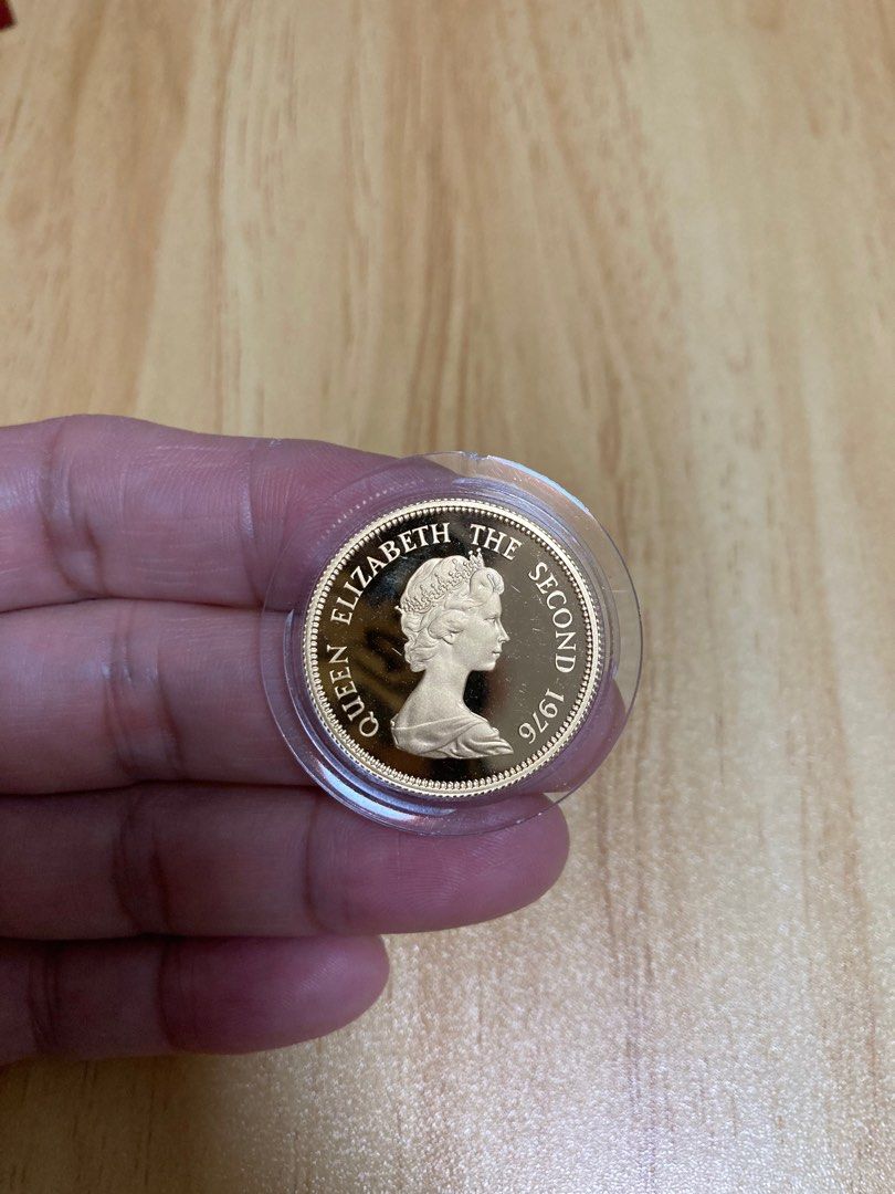 罕有」1976年精裝龍年金幣！重量1/2安士（4錢3分1厘）！成色91.7%黃金（22  k）！「龍」年金幣是香港十二生肖金幣的首枚發行金幣！而且精裝金幣的發行量是10000枚（比較少）！UNC！爆光面！值得收藏！, 興趣及遊戲,  收藏品及紀念品, 錢幣- Carousell