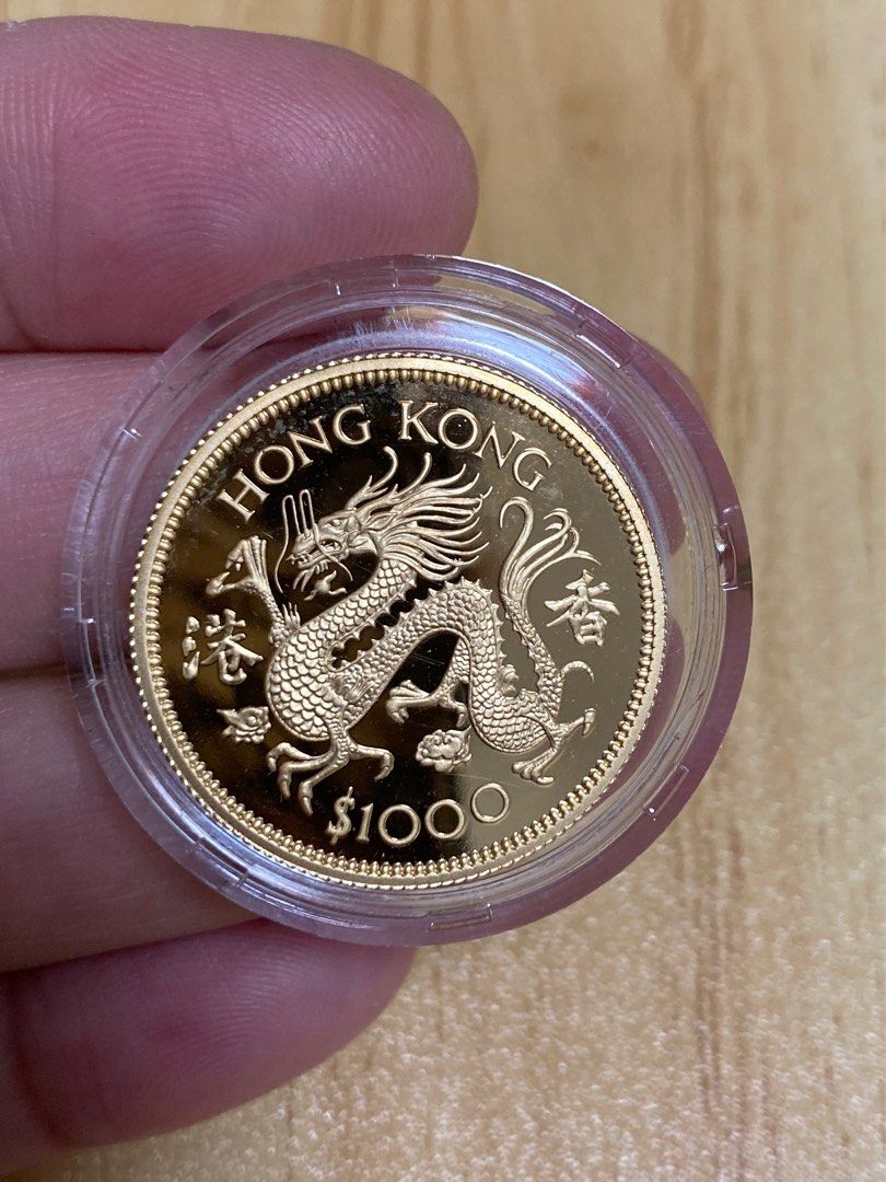 罕有」1976年精裝龍年金幣！重量1/2安士（4錢3分1厘）！成色91.7%黃金（22  k）！「龍」年金幣是香港十二生肖金幣的首枚發行金幣！而且精裝金幣的發行量是10000枚（比較少）！UNC！爆光面！值得收藏！, 興趣及遊戲,  收藏品及紀念品, 錢幣- Carousell