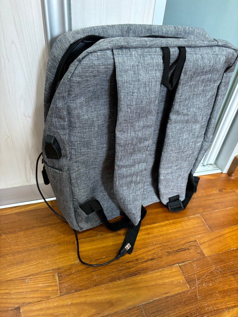 Backpack (Category: Backpacks) located in Singapore. Submitted by rt320 (Listing ID 1294835749, Image 3). Description: Backpack, can be use for golf, laptop, travelling etc. .