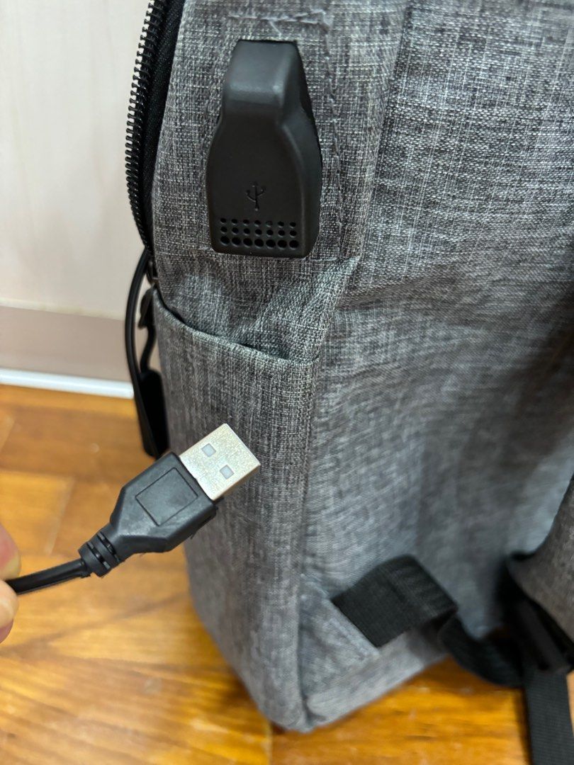 Backpack (Category: Backpacks) located in Singapore. Submitted by rt320 (Listing ID 1294835749, Image 5). Description: Backpack, can be use for golf, laptop, travelling etc. .