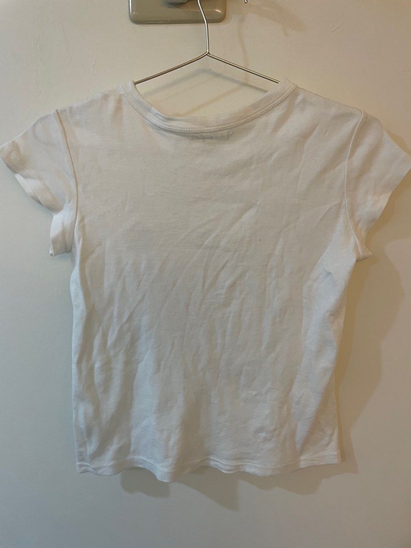包郵Brandy Melville Eden crop top, 女裝, 上衣, T-shirt - Carousell