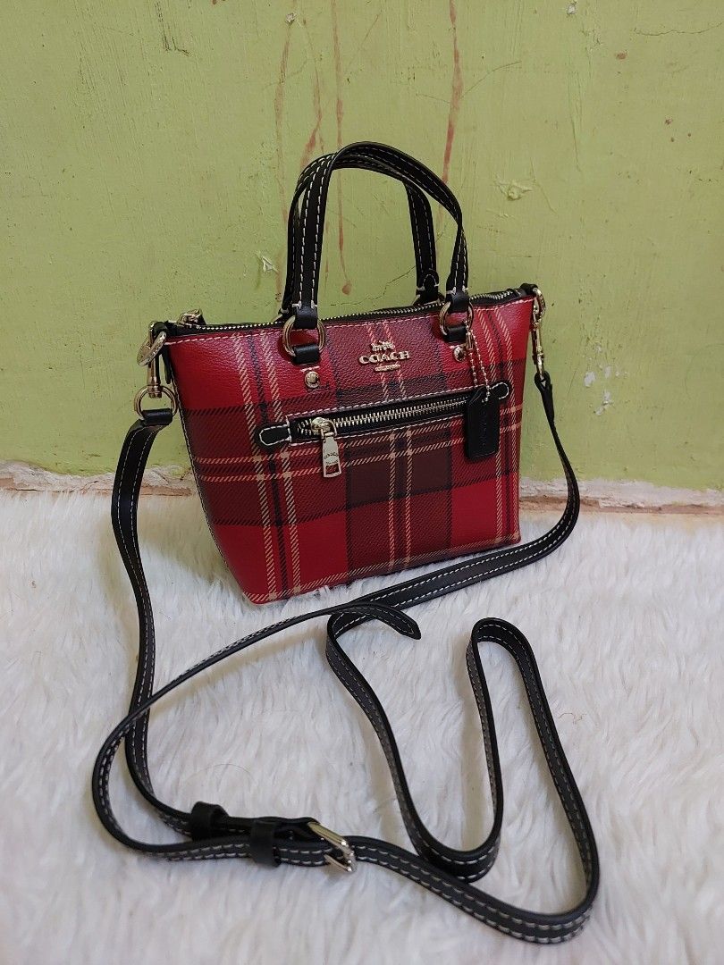 Coach mini Gallery (Category: Luxury Bags & Wallets) located in Manila. Submitted by melestrada49550 (Listing ID 1294838736, Image 2). Description: Coach mini gallery ykk zipper made in vietnam in excellent condition.
