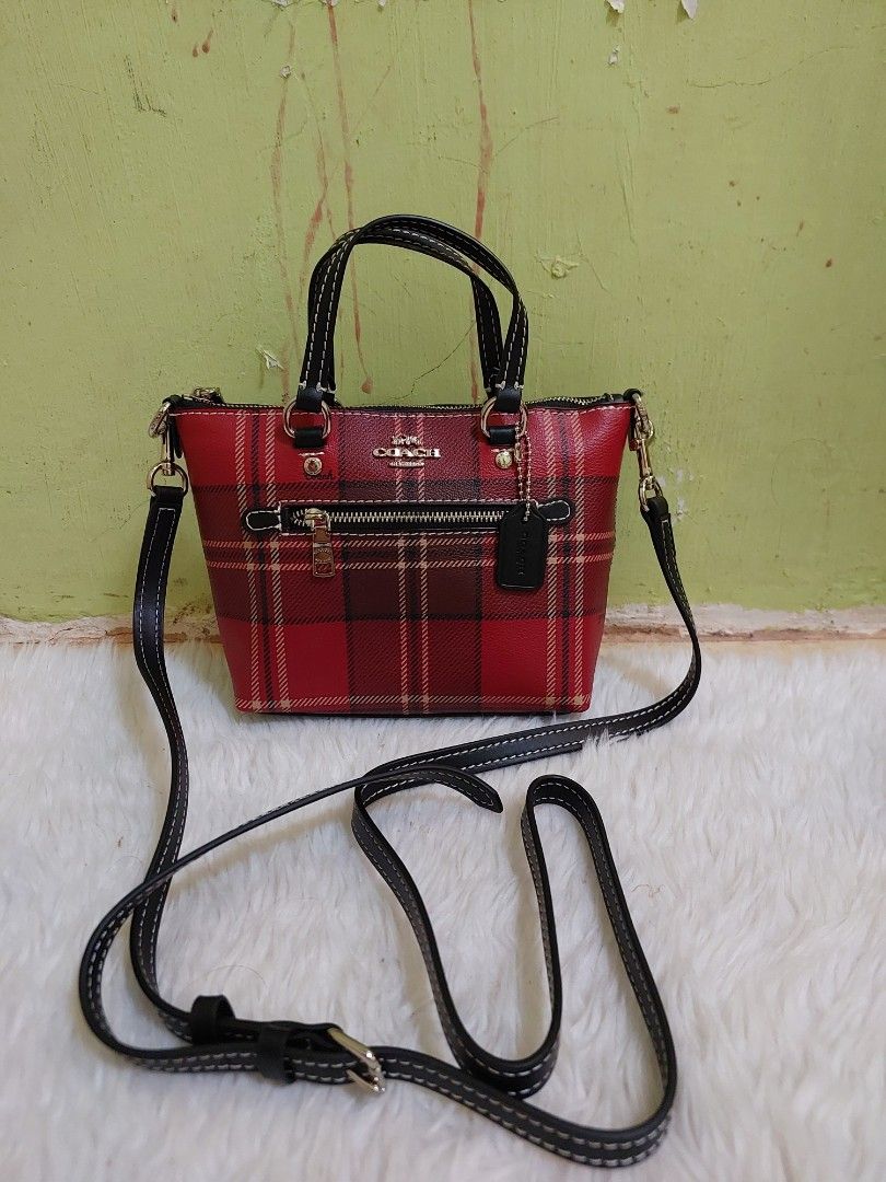Coach mini Gallery (Category: Luxury Bags & Wallets) located in Manila. Submitted by melestrada49550 (Listing ID 1294838736, Image 1). Description: Coach mini gallery ykk zipper made in vietnam in excellent condition.