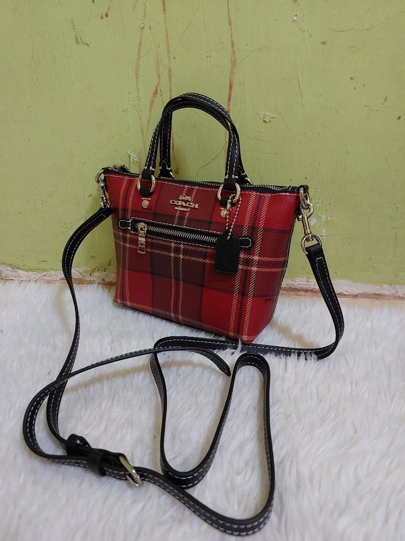 Coach mini Gallery (Category: Luxury Bags & Wallets) located in Manila. Submitted by melestrada49550 (Listing ID 1294838736, Image 3). Description: Coach mini gallery ykk zipper made in vietnam in excellent condition.