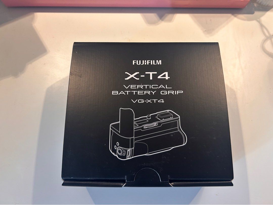 Fujifilm VG-XT4 行貨。99% New! （分類：其他攝影配件）位於 Hong Kong。 由 ali8008 提交（商品編號 1294893656，圖片 1）。簡介： 99% 新，操作正常。 有盒，保養已過期。 99% new, operation has no issues. Comes with box, warranty expired.。