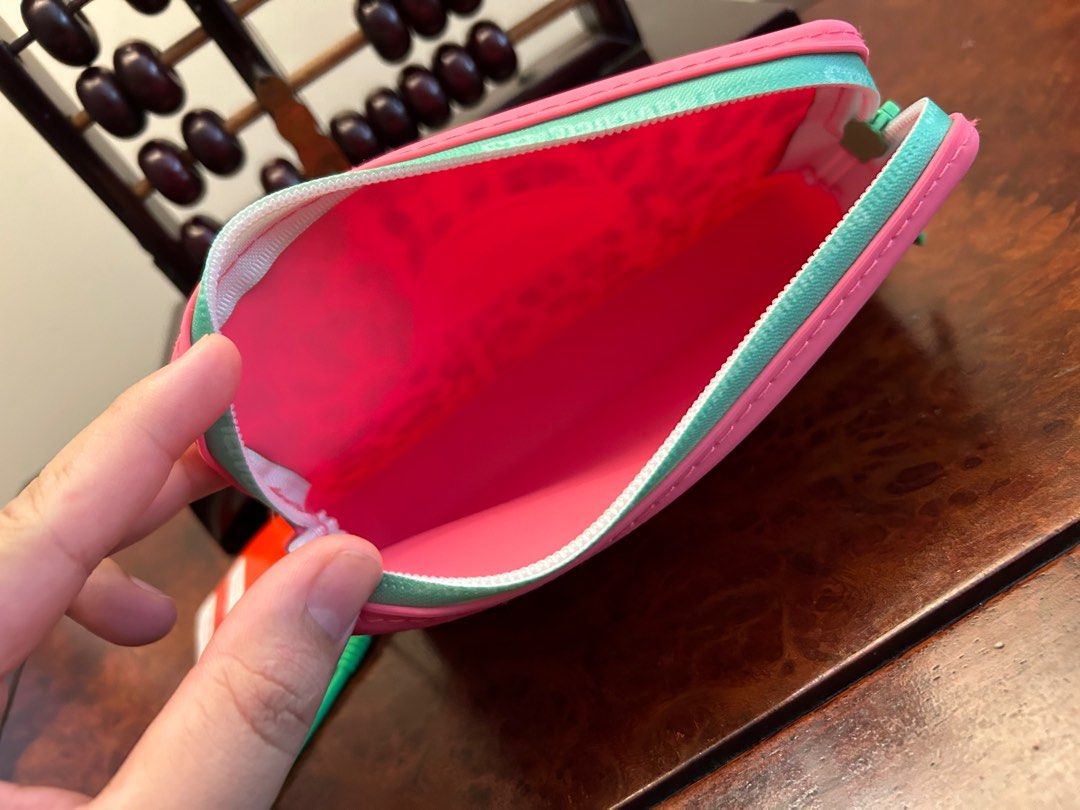 Havaianas Mini Bag Print (Category: Luxury Bags & Wallets) located in Makati City. Submitted by spencer09 (Listing ID 1294855142, Image 2). Description: Mini Bag Print - Pink Measurements: 16,3 x 10 cm 100% Silicon .