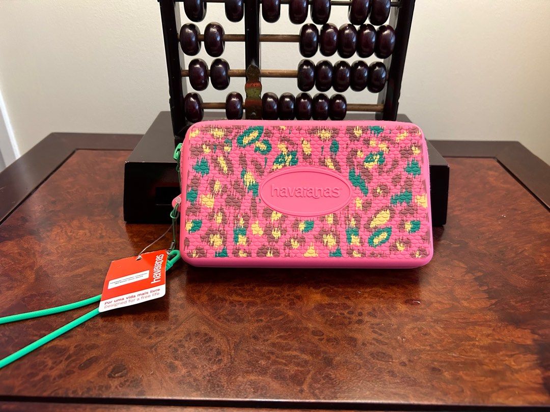 Havaianas Mini Bag Print (Category: Luxury Bags & Wallets) located in Makati City. Submitted by spencer09 (Listing ID 1294855142, Image 1). Description: Mini Bag Print - Pink Measurements: 16,3 x 10 cm 100% Silicon .