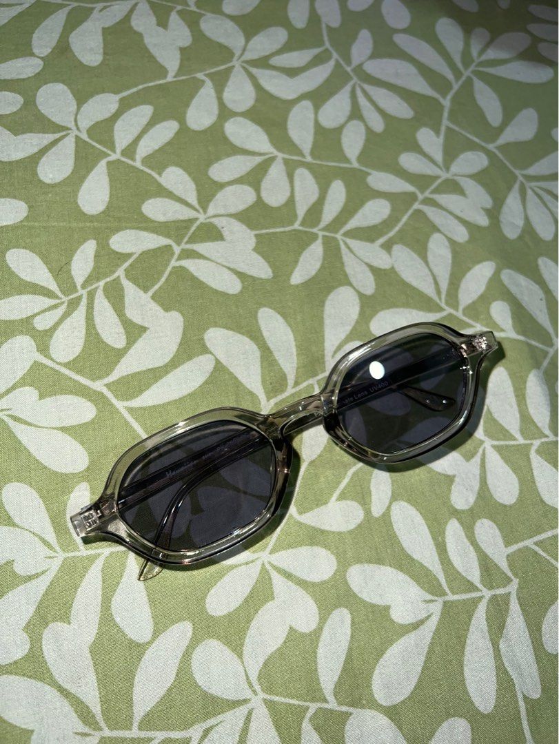 Hawaiian Sunnies (Gray) (Category: Sunglasses & Eyewear) located in Pasay City. Submitted by cartmaxxing (Listing ID 1295000171, Image 1). Description: used once complete set w/ pouch & microfiber cloth last price already RFS: not using anymore, sayang naman kaya buy nyo na hehehe helping tags: Sunniesstudios / Baobab / EO / Ray-ban.