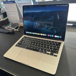 Like New Macbook Air M2 2022 13.6inch / 256gbSSD with 8gbram / 279 Cycle Count