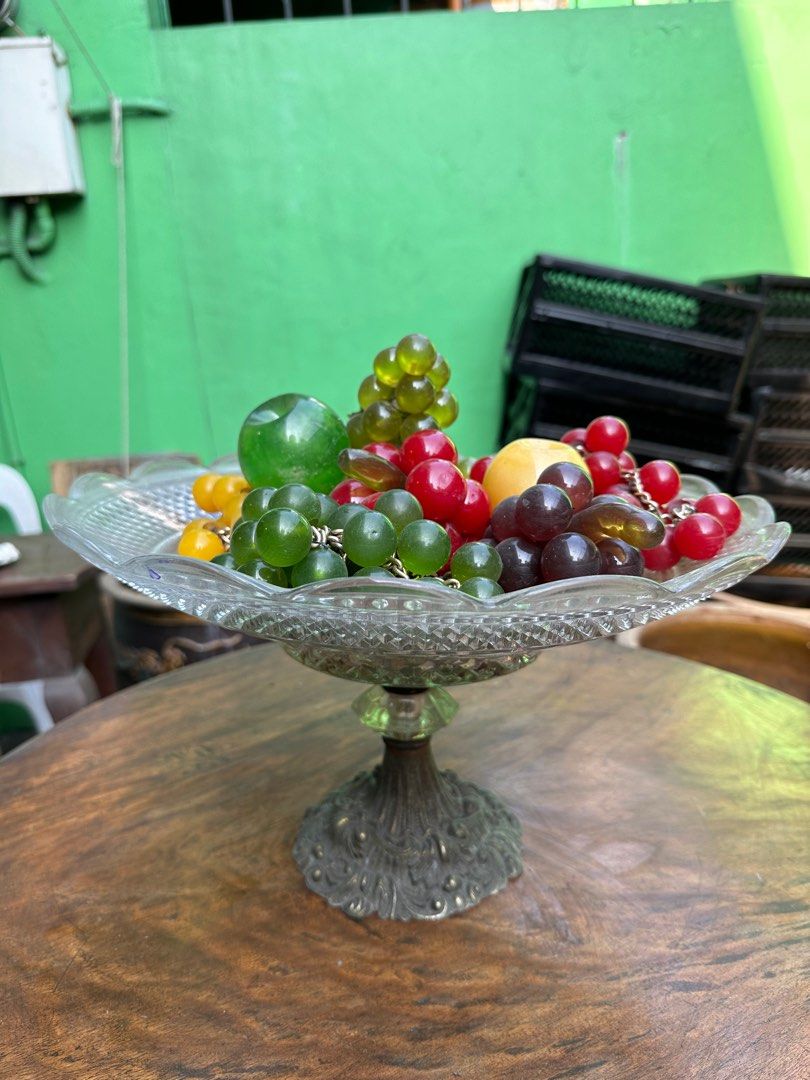 Old glass fruit tray (Category: Dinnerware & Cutlery) located in Quezon City. Submitted by anjherga27 (Listing ID 1294906416, Image 1). Description: .