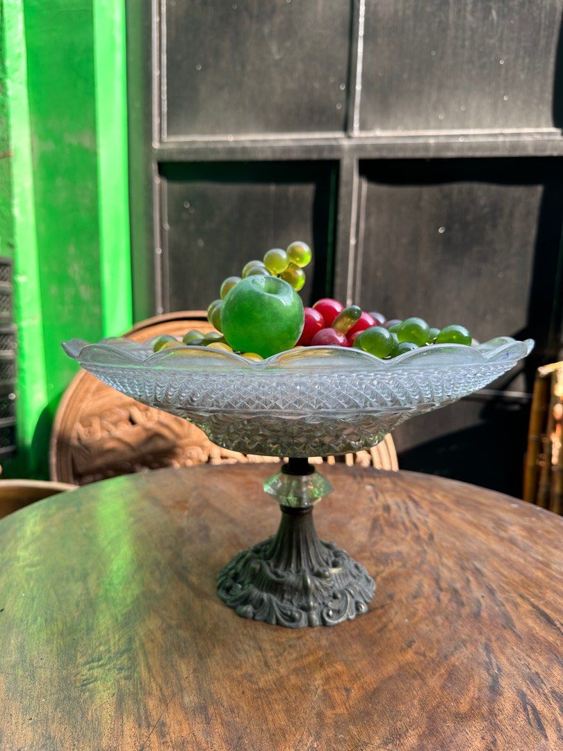 Old glass fruit tray (Category: Dinnerware & Cutlery) located in Quezon City. Submitted by anjherga27 (Listing ID 1294906416, Image 3). Description: .