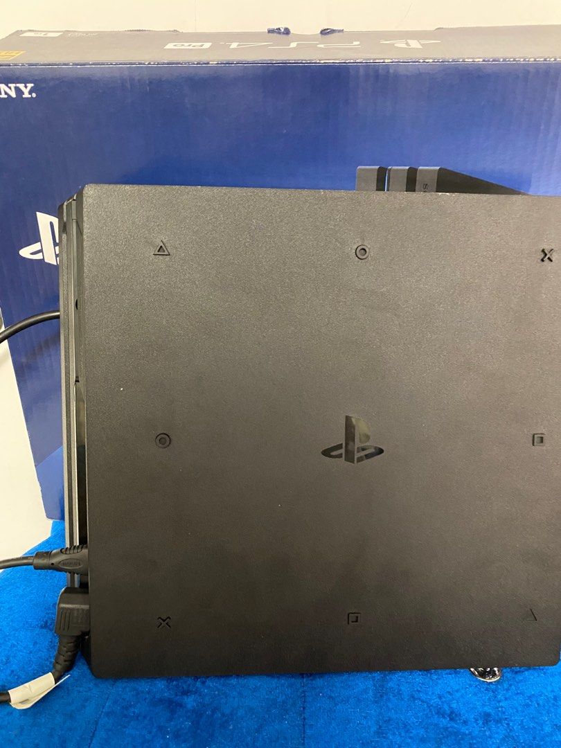 PlayStation 4 Pro : PS4 Pro 1TB with controller, box and 