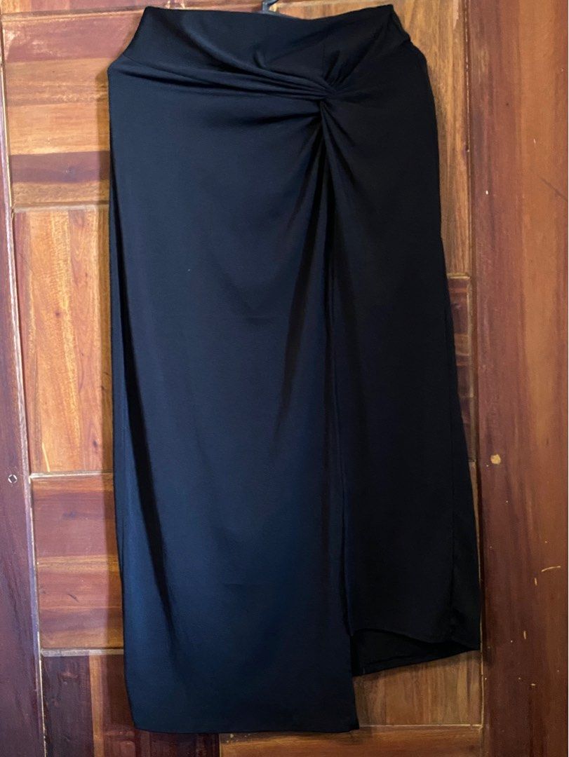 Sinsay Front knot with Slit skirt (Category: Skirts) located in Lipa City. Submitted by stuffbymalo (Listing ID 1294879011, Image 2). Description: - u can ask for more pics/ details! .