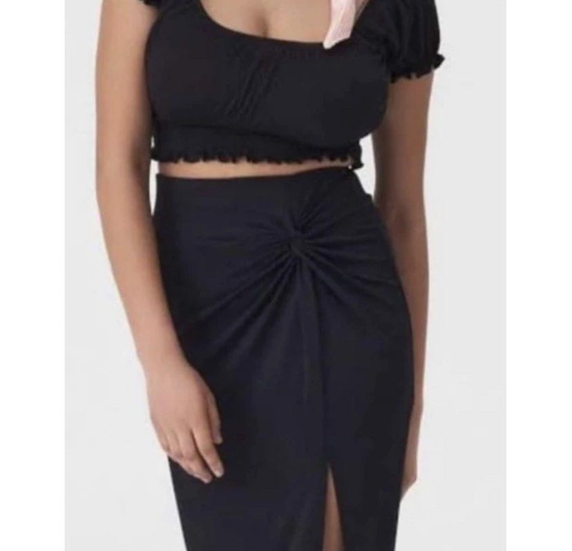 Sinsay Front knot with Slit skirt (Category: Skirts) located in Lipa City. Submitted by stuffbymalo (Listing ID 1294879011, Image 1). Description: - u can ask for more pics/ details! .