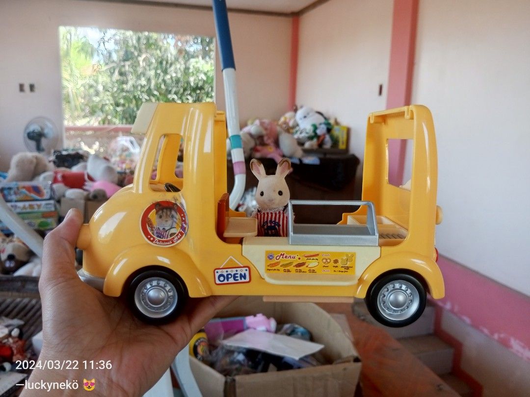 Sylvanian Families — Hotdog Van ‼️ (Category: Kids Toys) located in Villasis. Submitted by luckyneko9 (Listing ID 1295005226, Image 2). Description: lahat po ng nasa picture ang kasama..