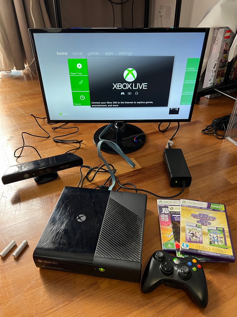 XBOX 360 E Console with Kinect and 1 Wireless Controller Model 1538