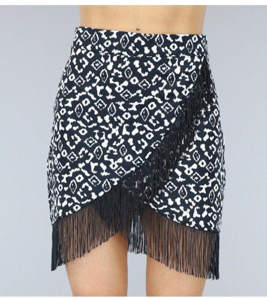 Zara Fringe Mini Skirt (Category: Skirts) located in Quezon City. Submitted by zoekloeonlineshop (Listing ID 1294943791, Image 2). Description: Excellent Condition Size: S Best fit 27" to 28" Waistline Length: 17.5".
