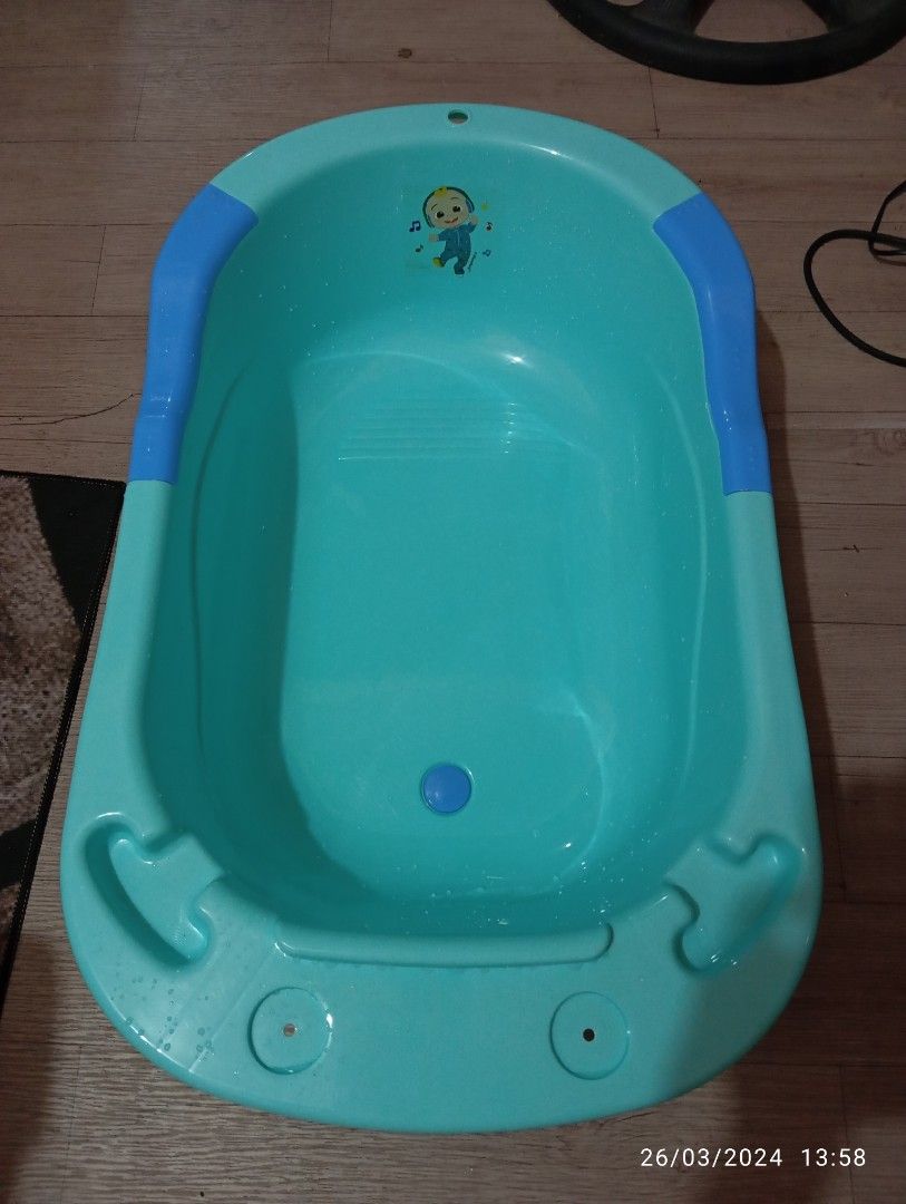 BABY BATH TUB ( NEW ) (Category: Bathtub & Bath Accessories) located in Taguig. Submitted by declutterbydebbie (Listing ID 1295074650, Image 2). Description: HINDI NAGAMIT meron na kasing gamit ang baby namin Cocomelon.