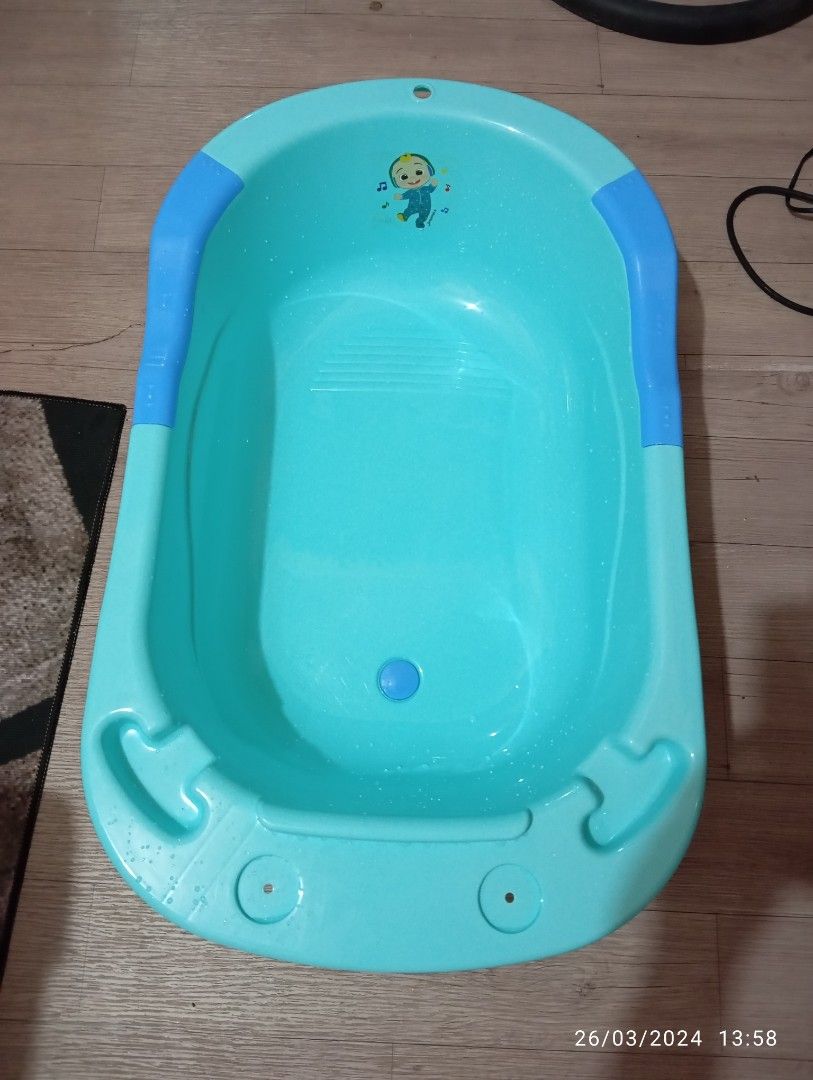 BABY BATH TUB ( NEW ) (Category: Bathtub & Bath Accessories) located in Taguig. Submitted by declutterbydebbie (Listing ID 1295074650, Image 3). Description: HINDI NAGAMIT meron na kasing gamit ang baby namin Cocomelon.