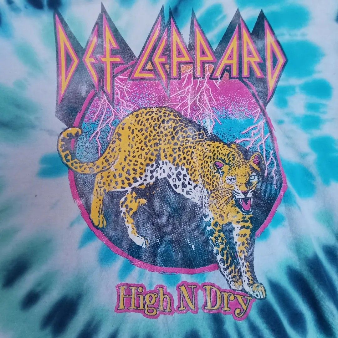 BAND T SHIRT (Category: Tshirts & Polo Shirts ) located in Makati City. Submitted by niko_berto (Listing ID 1295007814, Image 1). Description: DEF LEPPARD SIZE M.