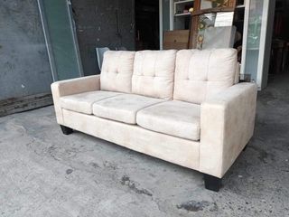Beige tufted velvet sofa  67L x 31W x 16H seat height inches Sandalan height 31 inches In good condition