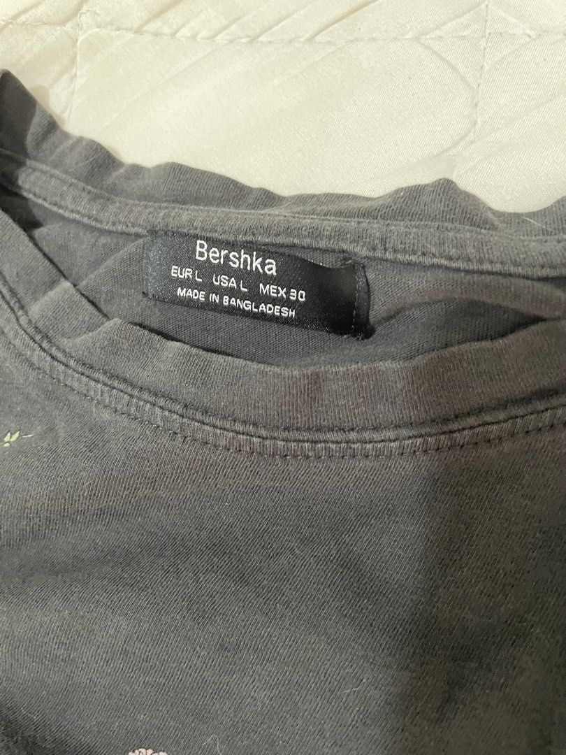 Flower gray shirt (Category: Shirts) located in Mandaluyong City. Submitted by txnylll (Listing ID 1295089886, Image 1). Description: Large on size but fits on size Small-medium.
