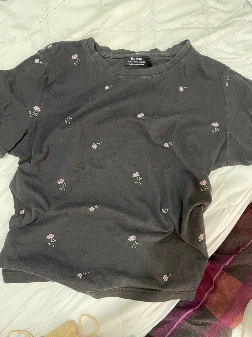 Flower gray shirt (Category: Shirts) located in Mandaluyong City. Submitted by txnylll (Listing ID 1295089886, Image 2). Description: Large on size but fits on size Small-medium.
