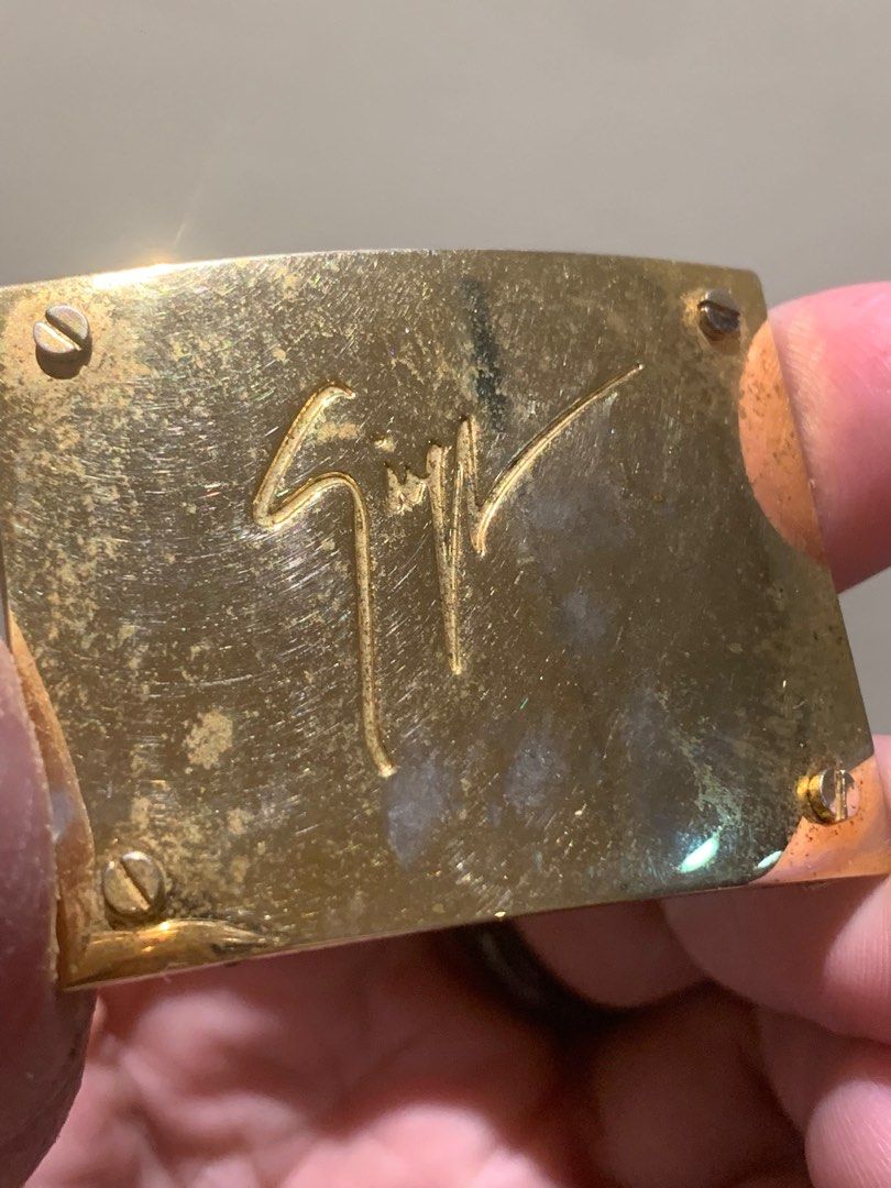 Giuseppe Zanotti Gold Plated Plate (Category: Luxury Accessories) located in Manila. Submitted by moneymann888 (Listing ID 1295144759, Image 3). Description: sf buyer shoulder giuseppe zanotti Authentic Gold Plated Plate.
