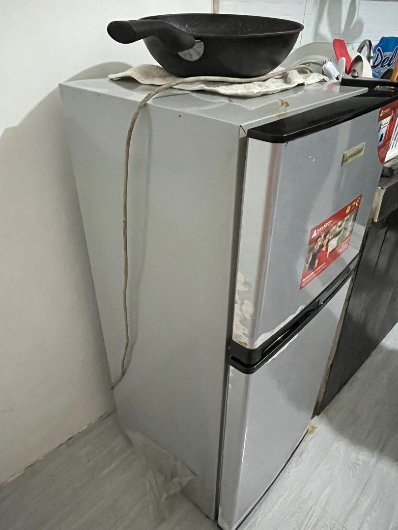 HANABISHI 3.8 CU FT Double Door Refrigerator HAMDDREF (Category: Refrigerators and Freezers) located in Rizal. Submitted by rammy__ (Listing ID 1295108525, Image 2). Description: 3.8 cubic feet, Direct cool (frost), Top mounted fridge, Mechanical temperature control, Adjustable leg, Energy Saving, Unit dimension: 450x500x1140mm RFS: gamit lang for dorm and aalis na sa unit ISSUE: as you can see may rust na siya sa ibaba ng door kasi natutuluan bg