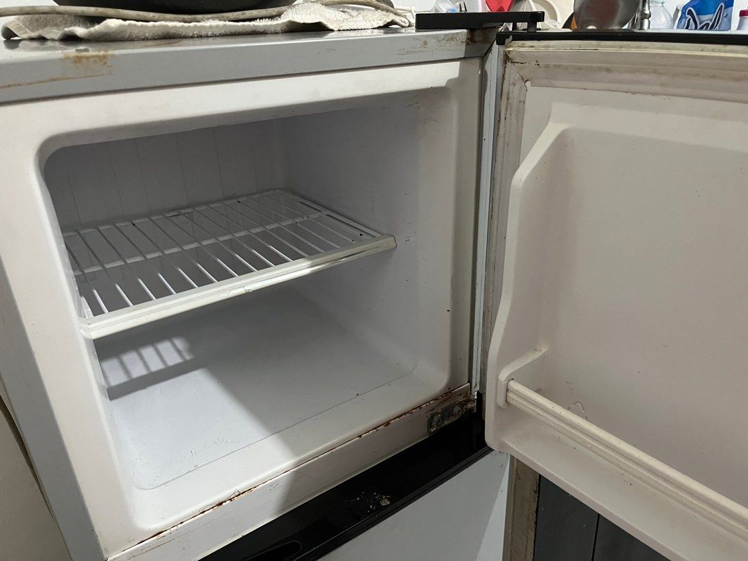 HANABISHI 3.8 CU FT Double Door Refrigerator HAMDDREF (Category: Refrigerators and Freezers) located in Rizal. Submitted by rammy__ (Listing ID 1295108525, Image 3). Description: 3.8 cubic feet, Direct cool (frost), Top mounted fridge, Mechanical temperature control, Adjustable leg, Energy Saving, Unit dimension: 450x500x1140mm RFS: gamit lang for dorm and aalis na sa unit ISSUE: as you can see may rust na siya sa ibaba ng door kasi natutuluan bg