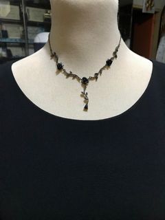 KBLK100NL 207 Black Toned Necklace, 3 Black Roses with Leaves Center, Vintage Fashion Accessory