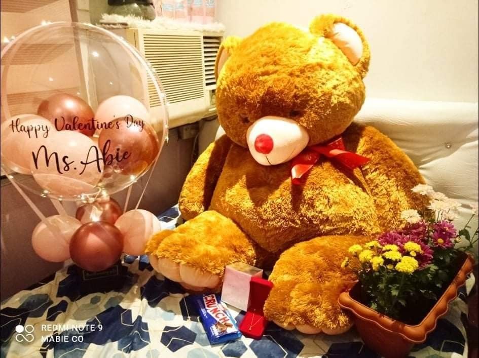 LIFE SIZE TEDDY BEAR FROM BLUE MAGIC (Category: Plushies & Soft Toys) located in Manila. Submitted by abieco1401967 (Listing ID 1295046072, Image 2). Description: Good as new walang space with dust bag included ❤️ little lucky original price 5k nakatambak lang can do same day delivery via lalamove move it sf shoulder by the buyer.