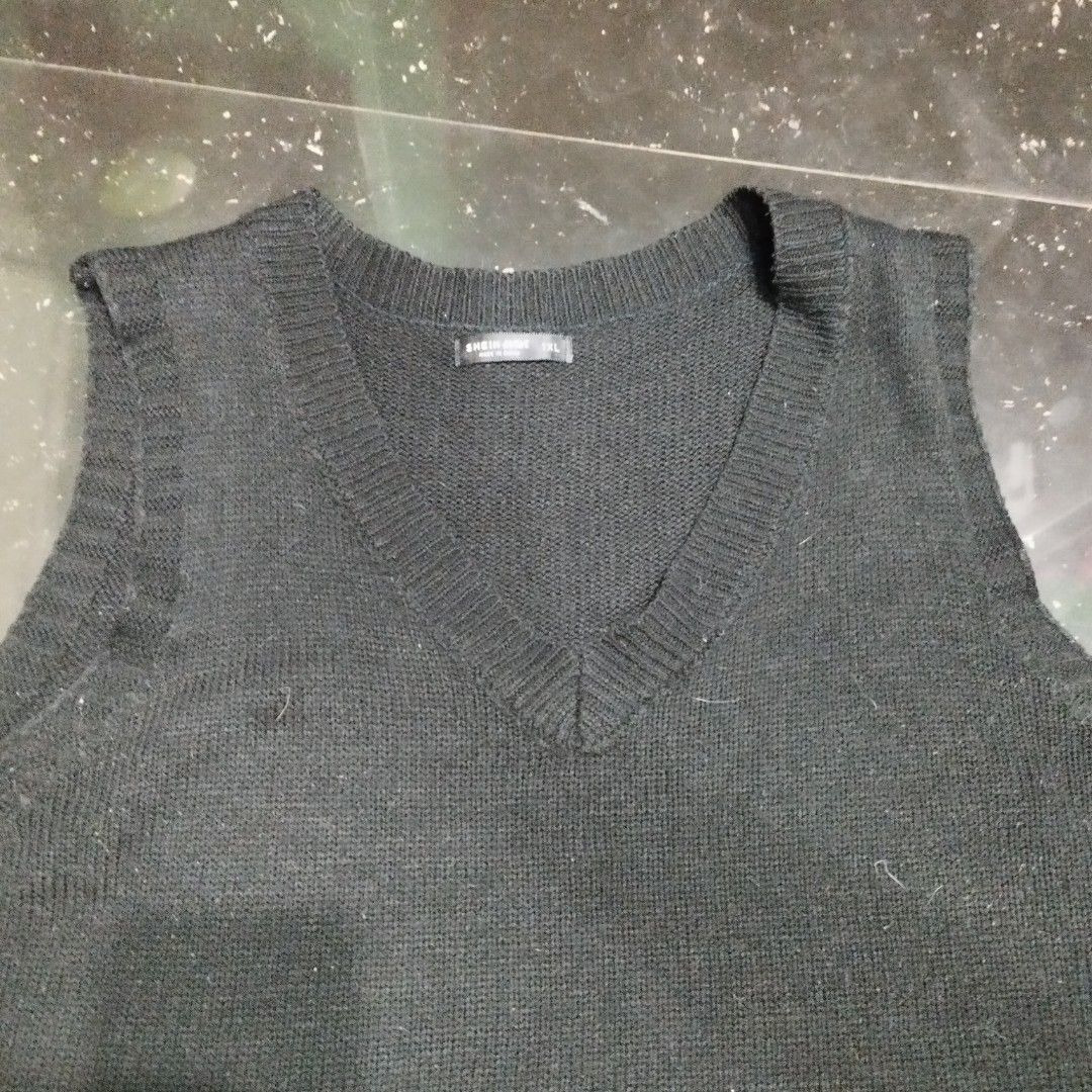 Shein Crop Top Knitted Vest (Category: Others Tops) located in Pasig City. Submitted by tenggp (Listing ID 1295078279, Image 1). Description: Shein Knitted Crop Top Vest Size: 1XL Never been used. Can do 50 if bibili ng ibang item..