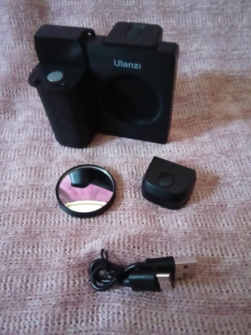 Smartphone handle Grip (Category: Mounts & Holders) located in Manila. Submitted by jannivy (Listing ID 1295061704, Image 3). Description: no box but still very new, used less than 5 times. comes with remote..