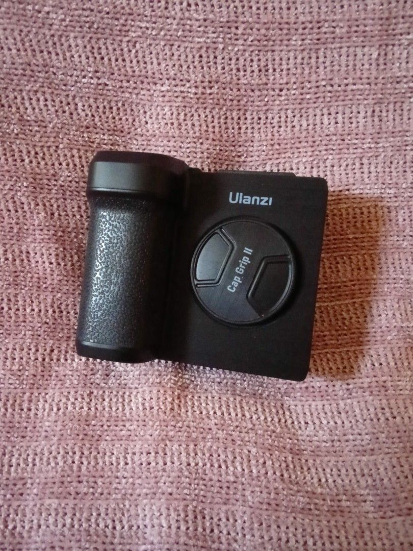 Smartphone handle Grip (Category: Mounts & Holders) located in Manila. Submitted by jannivy (Listing ID 1295061704, Image 2). Description: no box but still very new, used less than 5 times. comes with remote..