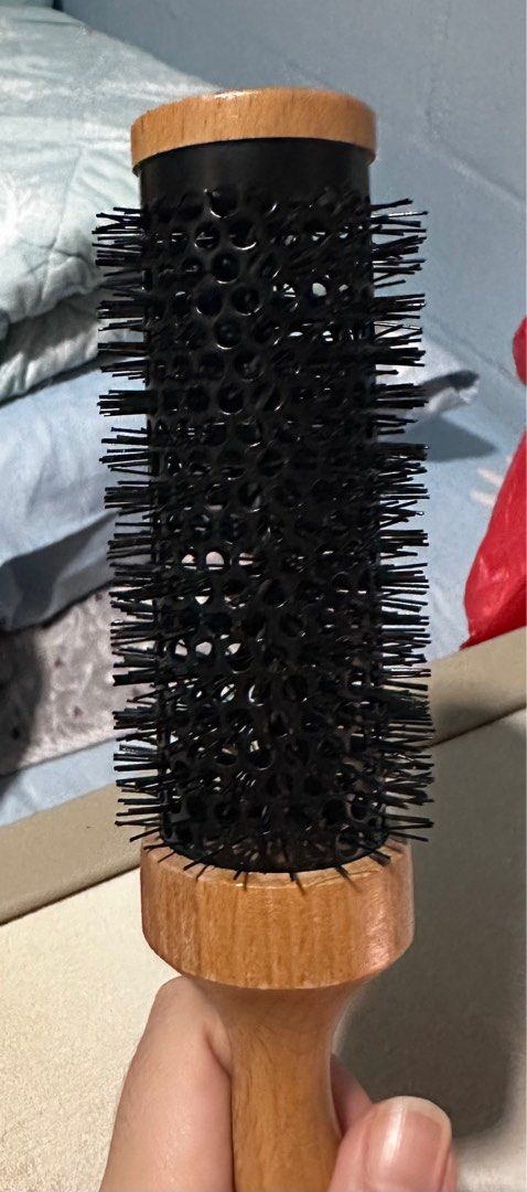 Styling comb (Category: Hair) located in Singapore. Submitted by jin_9 (Listing ID 1295159682, Image 2). Description: Brand new styling comb, never use because don’t know how to use it. .