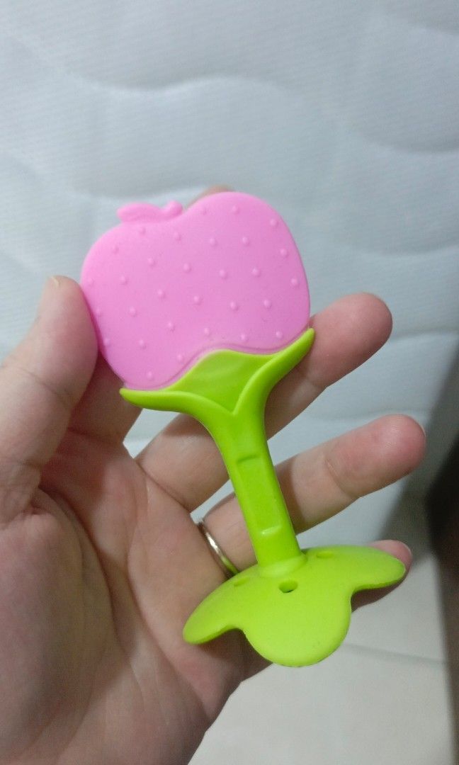 Teether (Category: Infant Playtime) located in Kuala Lumpur. Submitted by eyrahfaez (Listing ID 1295142537, Image 3). Description: Teether lightly used. Anak jarang guna sebab dia lebih prefer puting ye. Take all for 1 price..