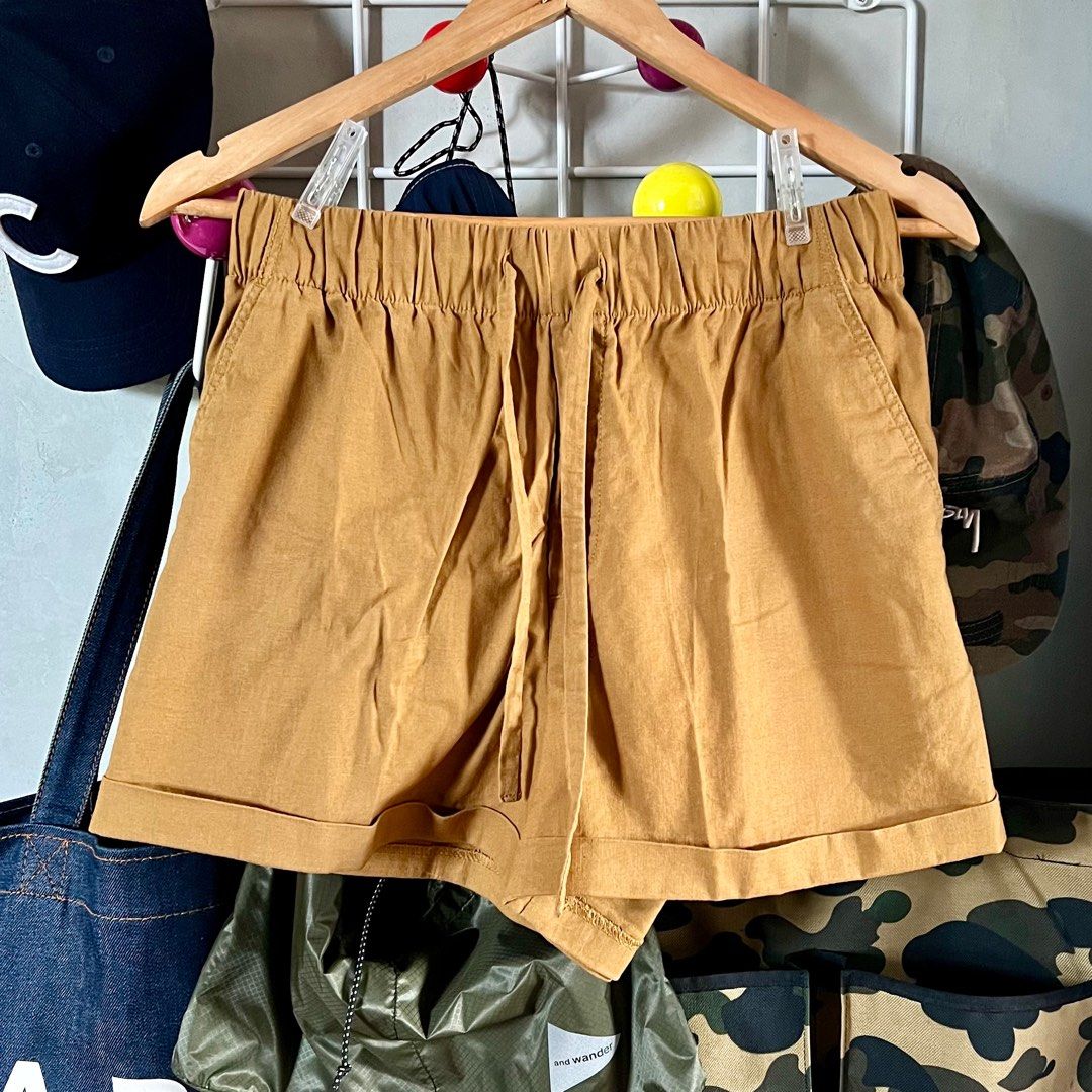 Uniqlo Shorts Brown/Beige (Category: Shorts) located in Makati City. Submitted by jmseduardo (Listing ID 1295103725, Image 1). Description: .