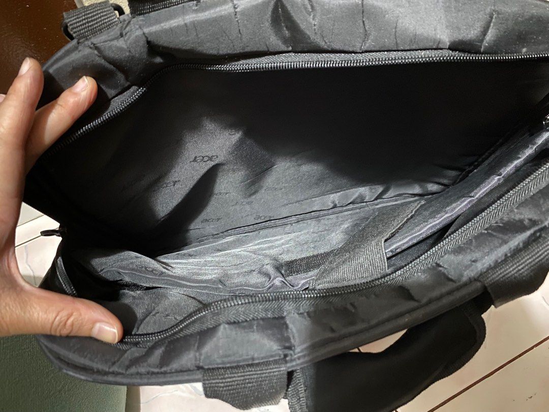 Acer Laptop Bag Old preloved (Category: Laptop Bags & Sleeves) located in Manila. Submitted by milleshoppppp (Listing ID 1295290918, Image 3). Description: - No more sling - Give me your best price but im selling it for ₱150 - actual picture posted.