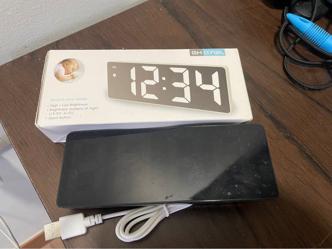 Digital clock (Category: Other Accessories) located in Ampang. Submitted by fongsaii (Listing ID 1295208485, Image 1). Description: Like new with box and cable Can use battery or usb Good for deco on your pc table.